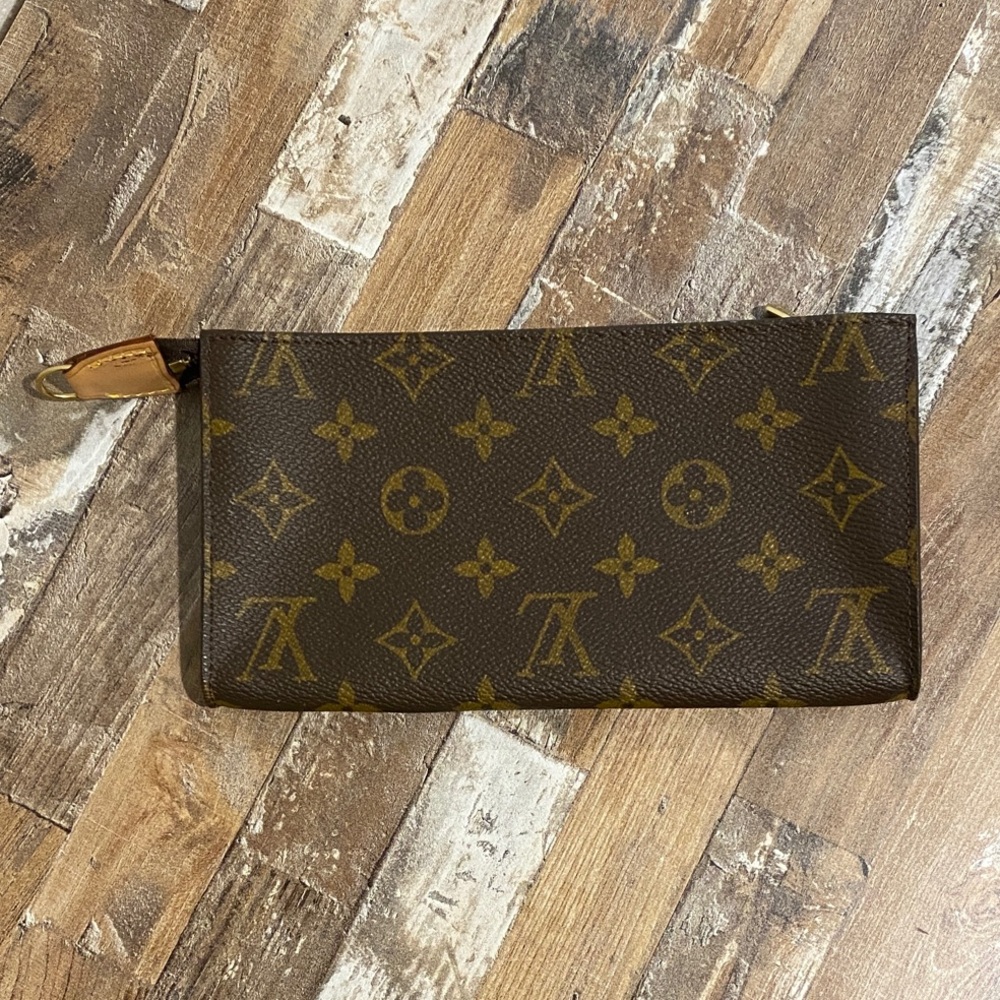 Louis Vuitton Monogram Bucket Pouch - Picture 5 of 11